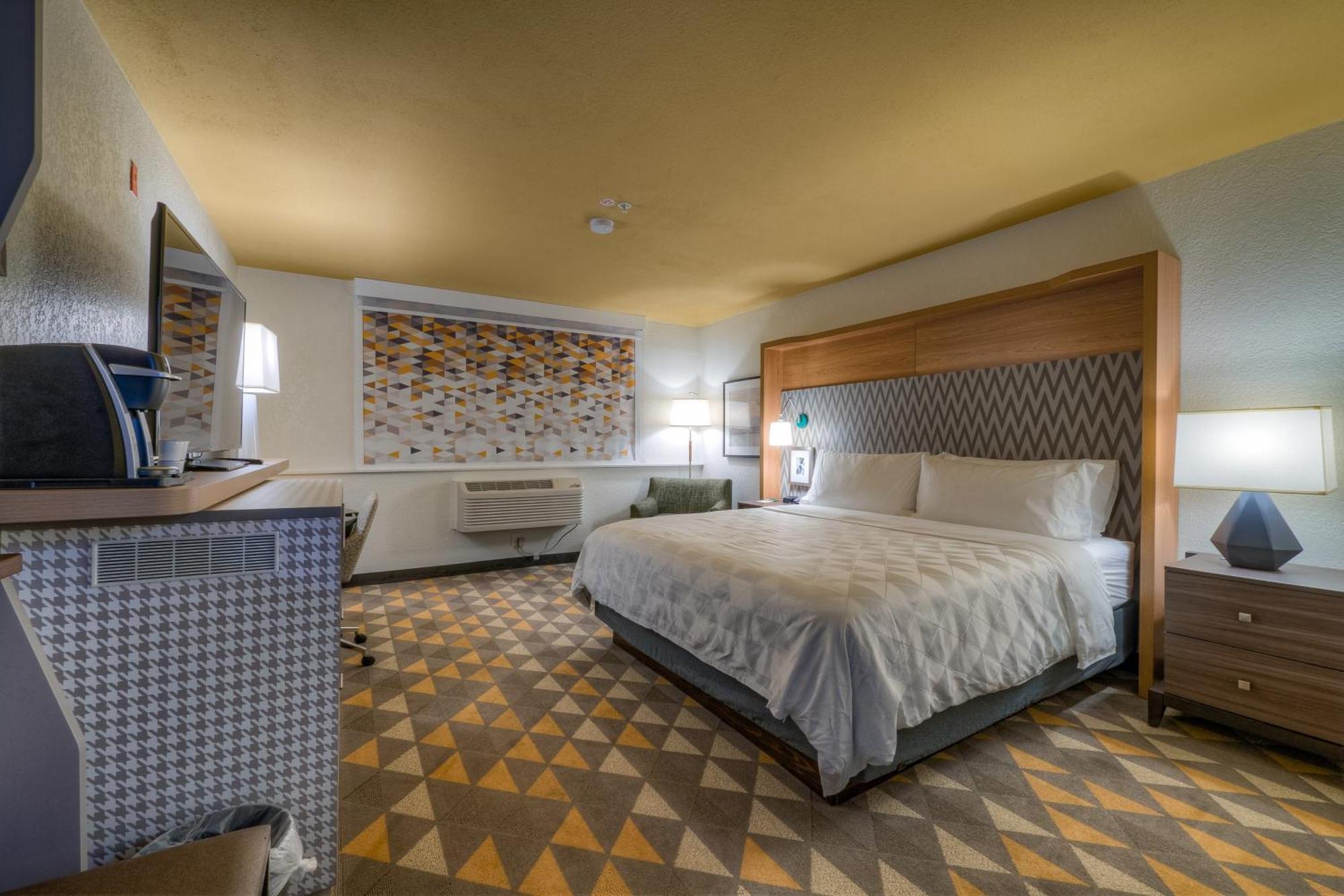 Standard King Room Mobility Accessible Tub