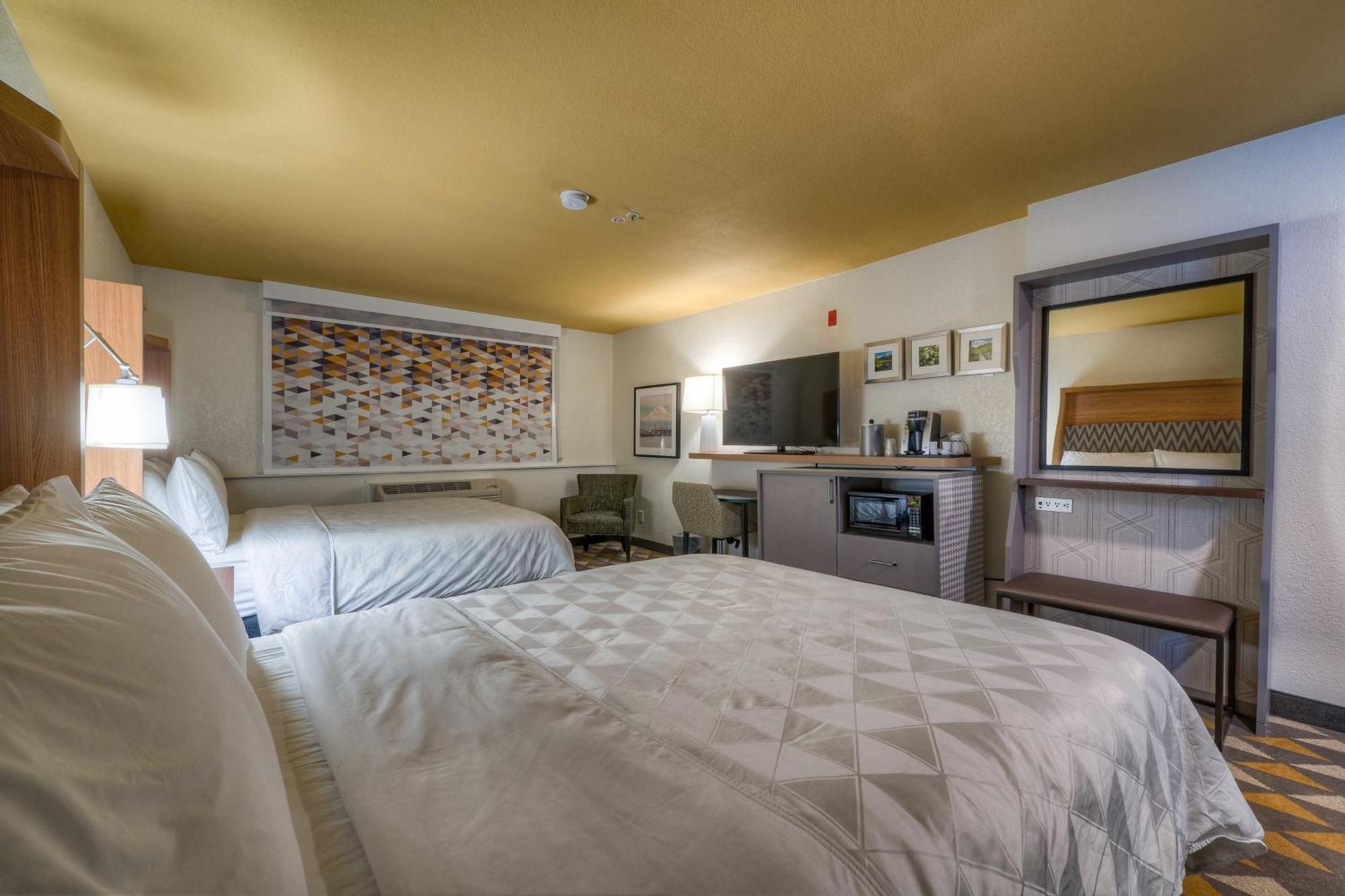 Standard Queen Room Two Queen Beds Mobility Accessible Tub