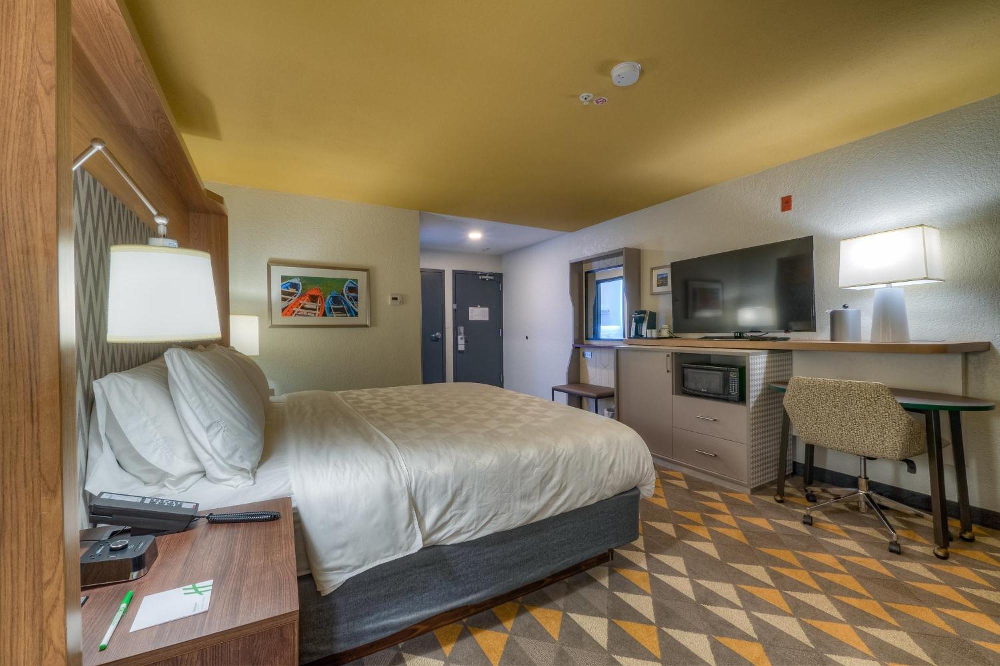 Standard King Room Mobility Accessible Tub